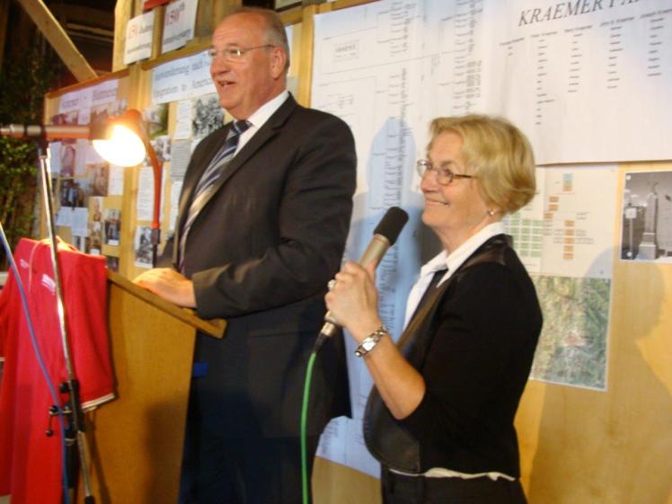 Bild 13 Landrat Franz Löffler mit Christa Senft.jpg