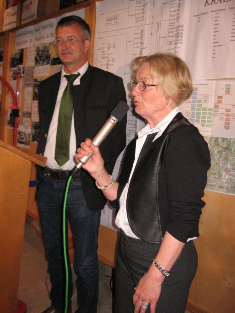 Bild 15 Bürgermeister Markus Ackermann mit Christa Senft.jpg