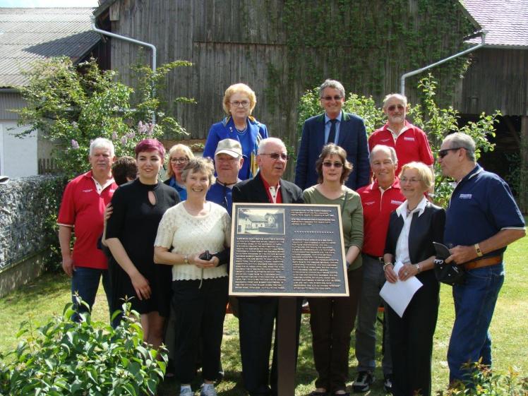 Bild 9 amerikanische Gäste mit Bürgermeister Prögler hinten Mitte, Konrad Blattmeier links und Ehepaar Senft.jpg